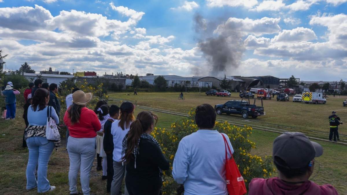 Cuerpos de Emergencia laboran en la zona en donde se desplomó una aeronave en unas bodegas ubicadas en la Colonia Reforma, San Mateo Atenco, muy cerca del Aeropuerto Internacional de Toluca