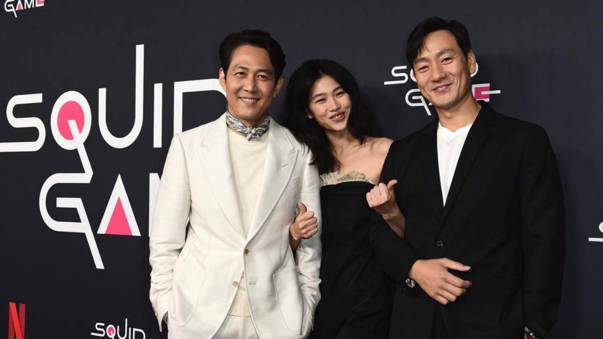 Lee Jung-jae, Jung Hoyeon y Park Hae Soo en una alfombra roja de la serie, el lunes 8 de noviembre en Los Ángeles