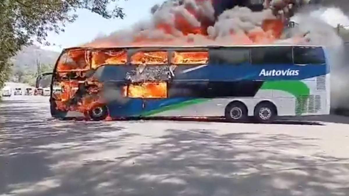 Un autobús incendiado en Zitácuaro, Michoacán