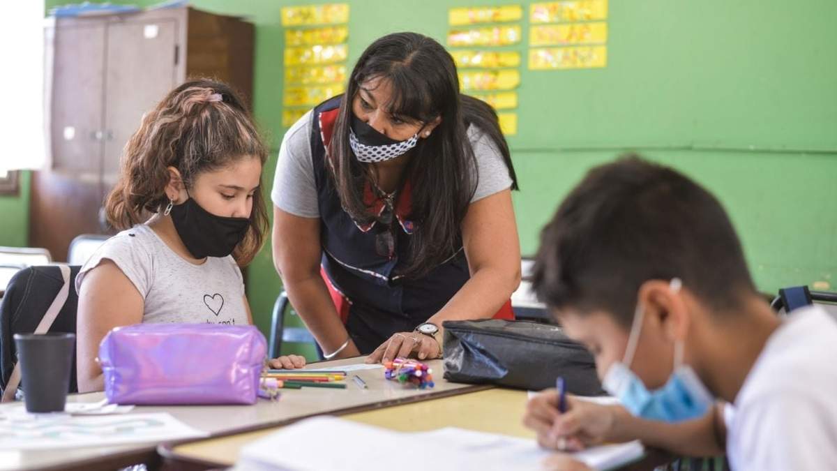 Docente da clases a un curso de primaria. Fuente: (Twitter)