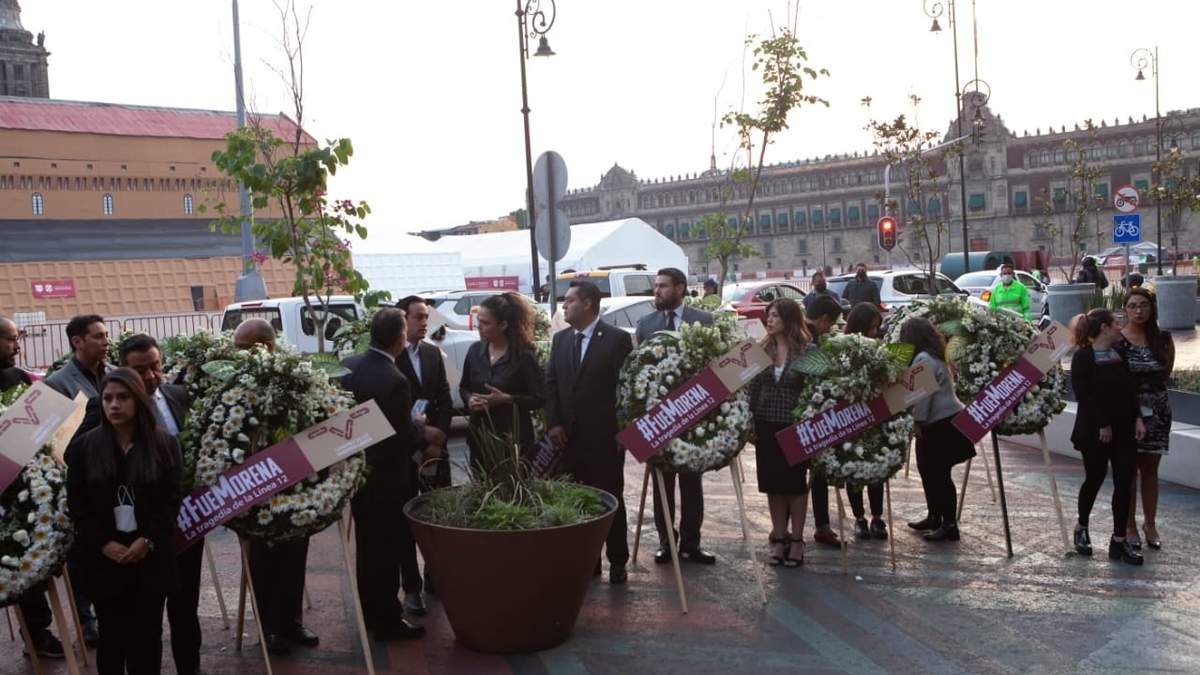 Diputados del PAN llevaron coronas fúnebres al Zócalo en el aniversario del desplome de la Línea 12 del Metro