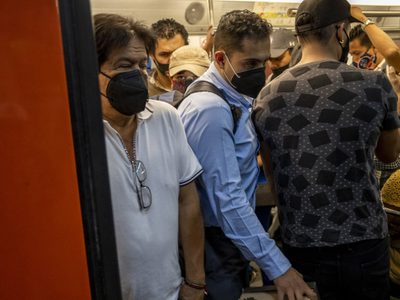 Usuarios del Metro denuncian que convoy avanzó 12 estaciones sin abrir las puertas