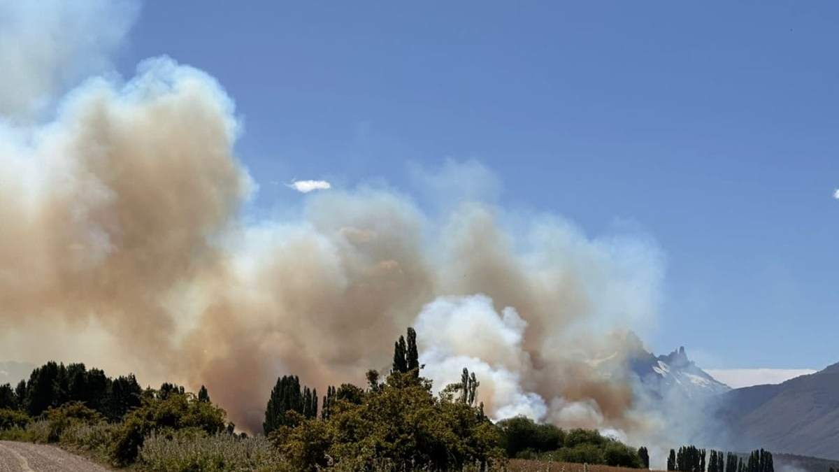 El incendio comenzó en la tarde del domingo, 5 de enero en el oeste de Cholila. Fuente: (Noticias 7)