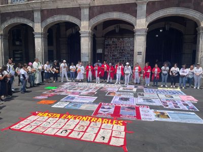 Colocan fichas de búsqueda en el centro de Cuernavaca; madres exigen audiencia con la gobernadora