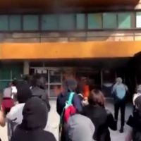 Tras marcha pacífica contra el acoso en la UNAM, encapuchados vandalizan la Torre de Rectoría
