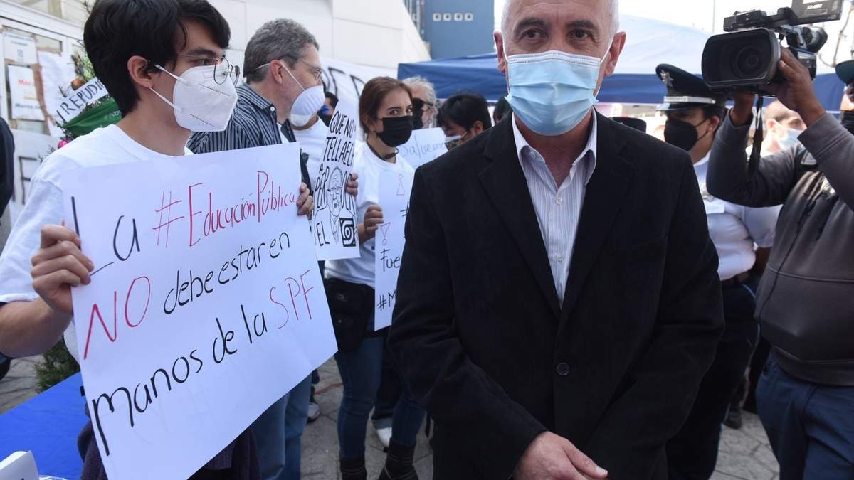 Estudiantes del CIDE negaron el acceso a Adolfo Fernández Ruiz, director de Administración y Finanzas del CIDE