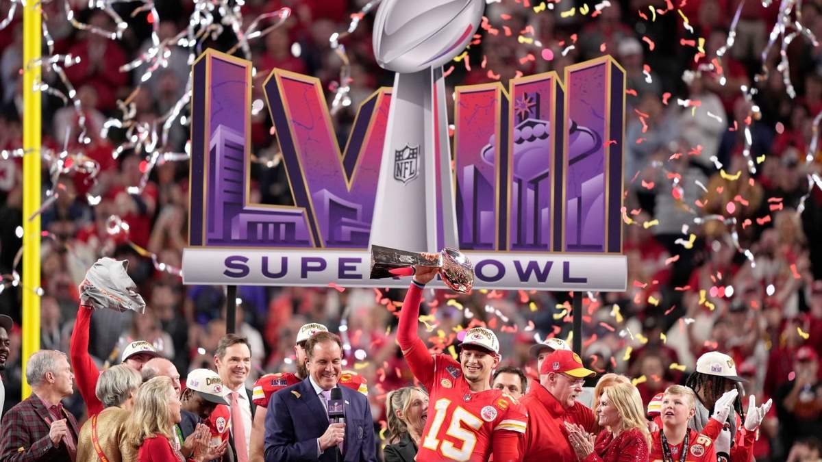 Patrick Mahomes, quarterback de los Chiefs de Kansas City, alza el trofeo Vince Lombardi tras vencer a los 49ers de San Francisco en el Super Bowl LVIII, el domingo 11 de febrero de 2024