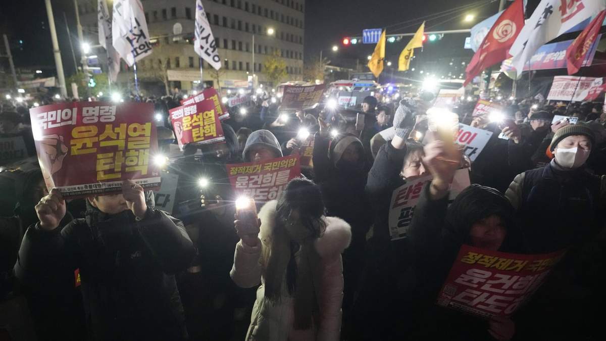 Manifestantes exigen la renuncia del presidente surcoreano Yoon Suk Yeol