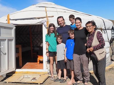 Una familia de Canadá lleva a sus hijos de viaje por el mundo antes de que pierdan la visión
