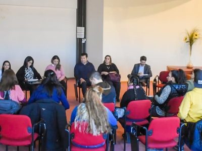 Llancafilo y la presidenta del CPE, Ruth Flutsch, recibieron a familias del jardín 23