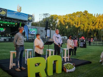 En medio de la polémica, la Fiesta de la Pera arrancó casi sin público