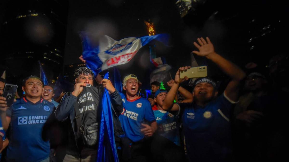 Cientos de aficionados del Cruz Azul se congregan en el Ángel de la Independencia