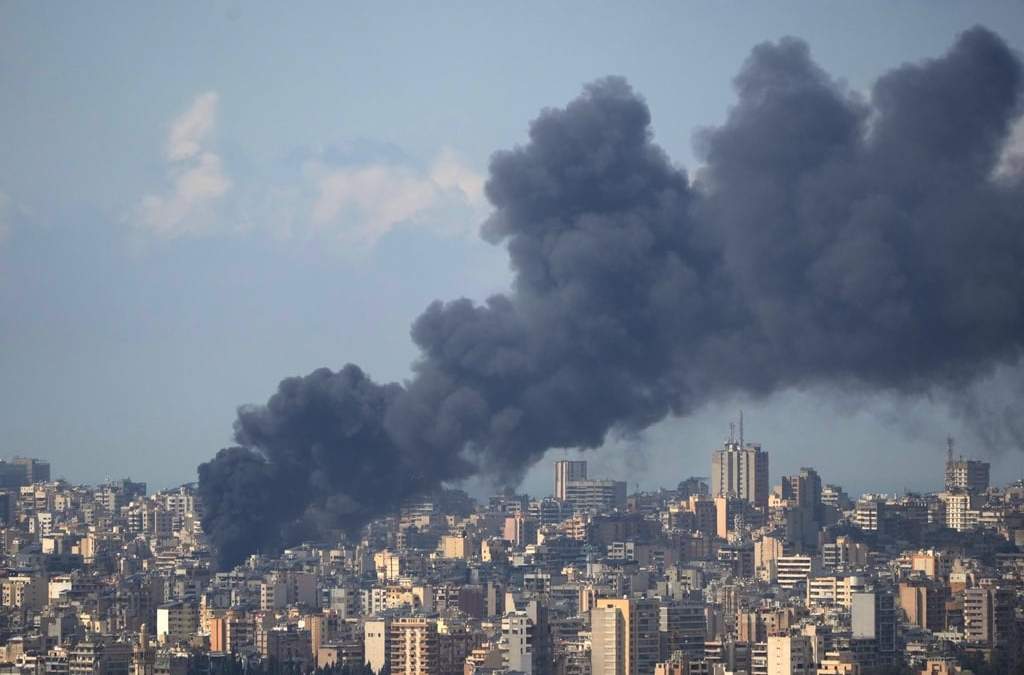 Sale humo de un edificio en Beirut tras un bombardeo israelí, el 8 de abril del 2026