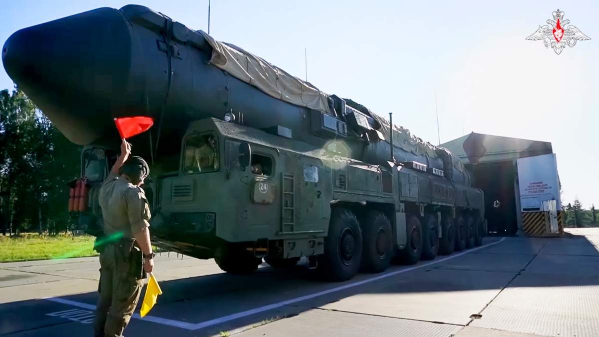 Un lanzador ruso de misiles balísticos estratégicos RS-24 Yars sale de un hangar durante un simulacro en la región de Ivanovo, Rusia