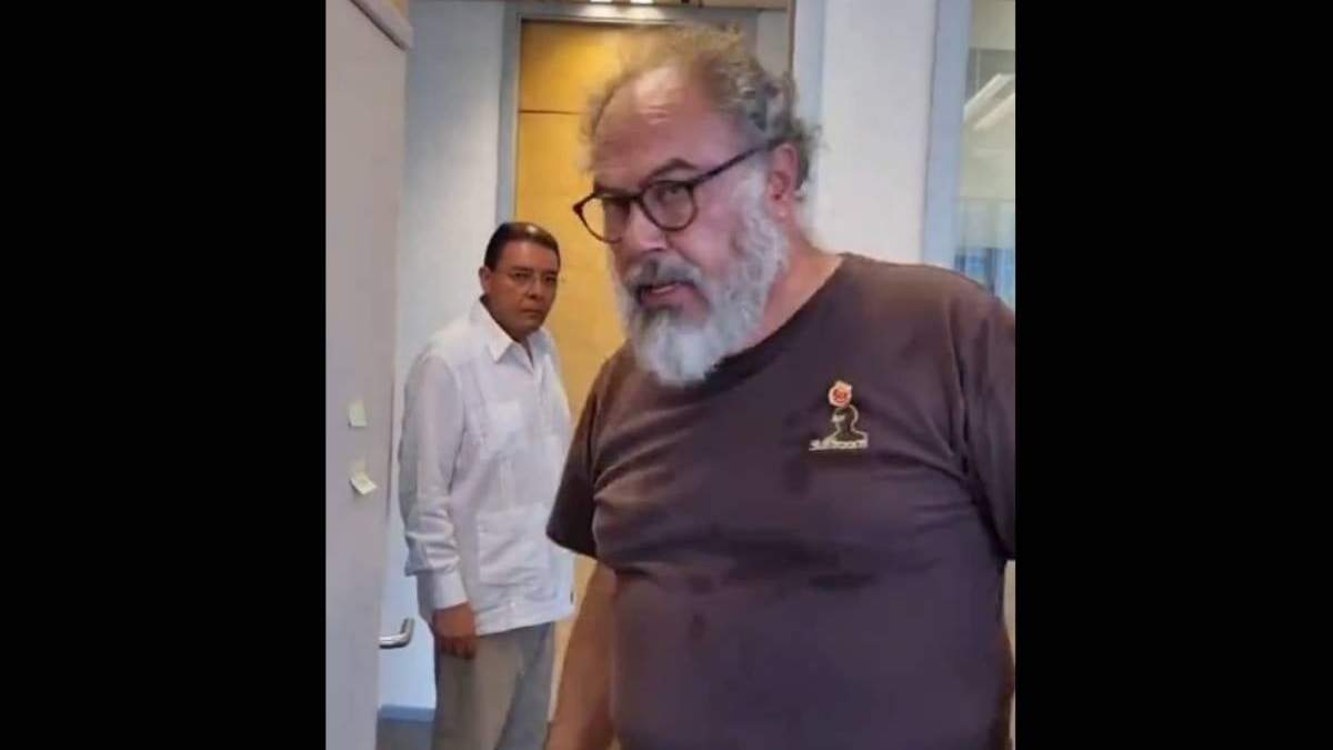 Adelante, el cónsul adscrito de México en Shanghái, China, Leopoldo Michel Díaz