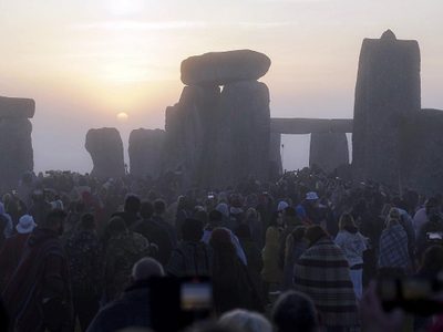 En el norte es el solsticio de verano y una multitud lo recibió así en el mítico Stonehenge