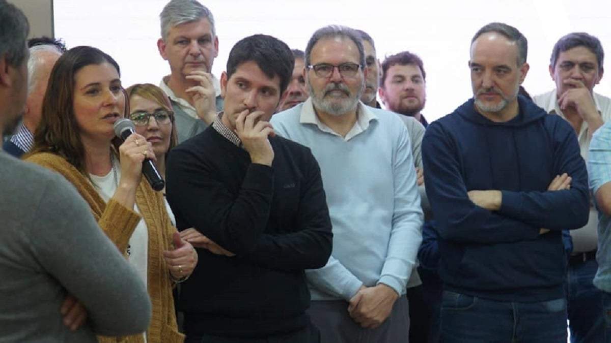 La intendenta Montanaro (micrófono) y el senador Doñate, algunos de los suspendidos del PJ. Fuente Facebook.