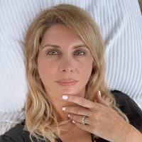 A sus 55 años, Débora Plager apuesta a la bikini clásica y la convierte en un statement de verano