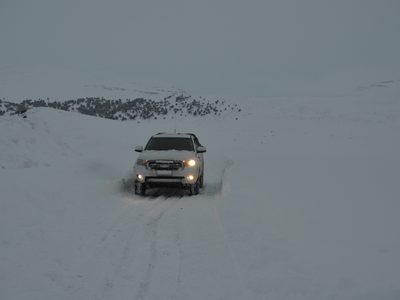 Varados en la nieve y desesperados por llegar a sus hogares