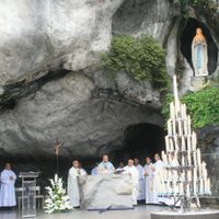 Por el coronavirus cierran por primera vez en la historia el santuario de la virgen de Lourdes en Francia