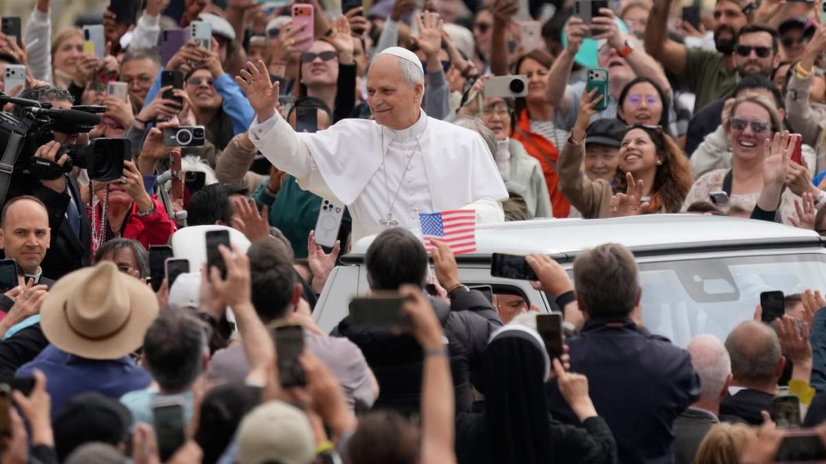 El papa León XIV llega a su audiencia general seminal en la Plaza de San Pedro, en el Vaticano, el miércoles 6 de mayo de 2026