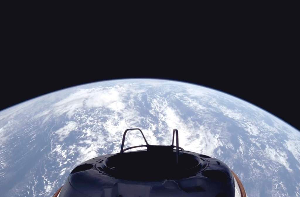 Una vista de la Tierra y la plataforma para caminatas espaciales Skywalker