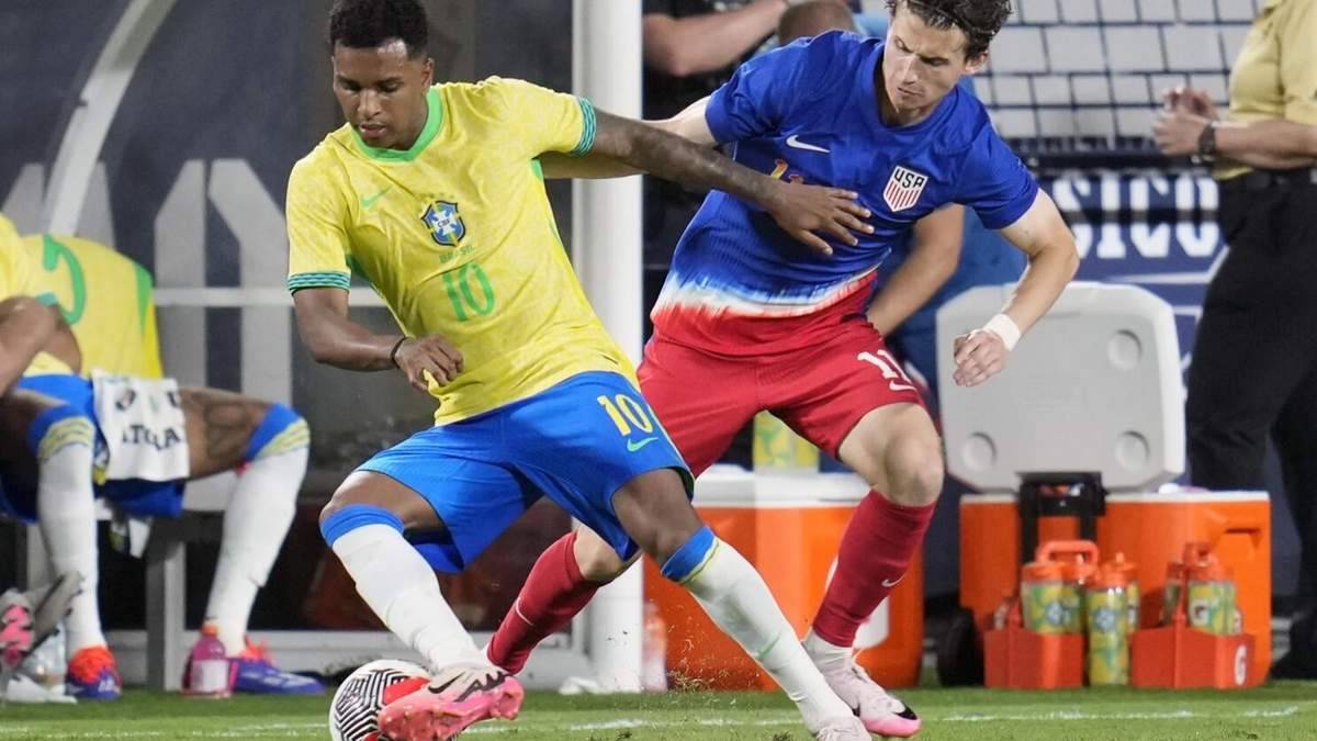 Antonee Robinson, de Estados Unidos, despeja el balón frente a Raphinha de Brasil, en un partido amistoso
