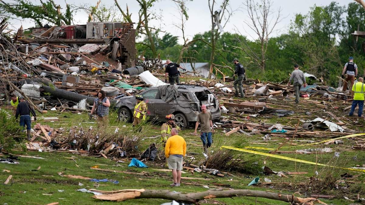 Trabajadores buscan entre los restos de las casas dañadas por el tornado en Greenfield, Iowa