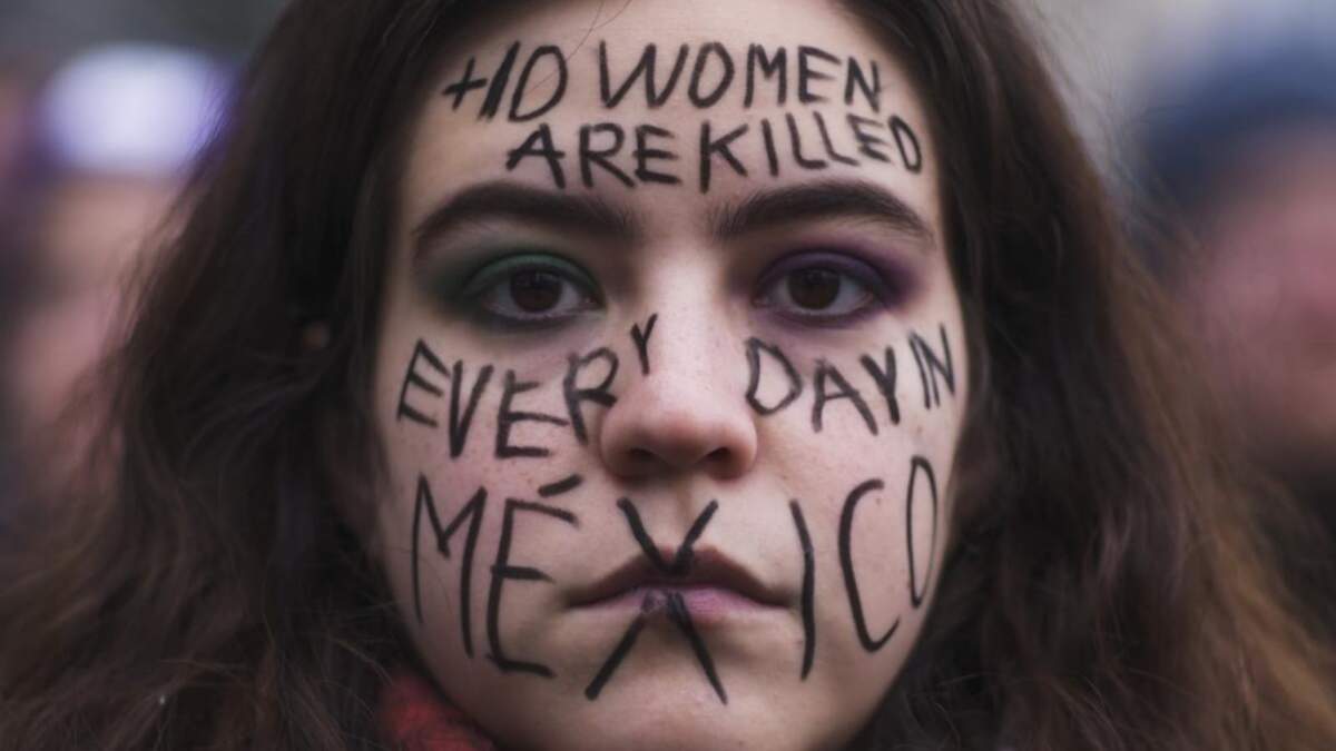 Una mujer de México con un mensaje pintado en la cara en el que dice: “Más de 1o mujeres son asesinadas cada día en México”, en un acto por el Día Internacional de la Mujer en Berlín, Alemania