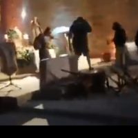 Maestros del SNTE-CNTE destrozan sede de boda de Elba Esther Gordillo (Video)