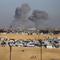 Hamás acepta alto el fuego en Gaza; Israel dice que mantendrá diálogo pero lanza ataques en Rafah