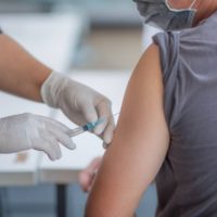 Reino Unido recomienda que no se mezclen vacunas de diferentes proveedores