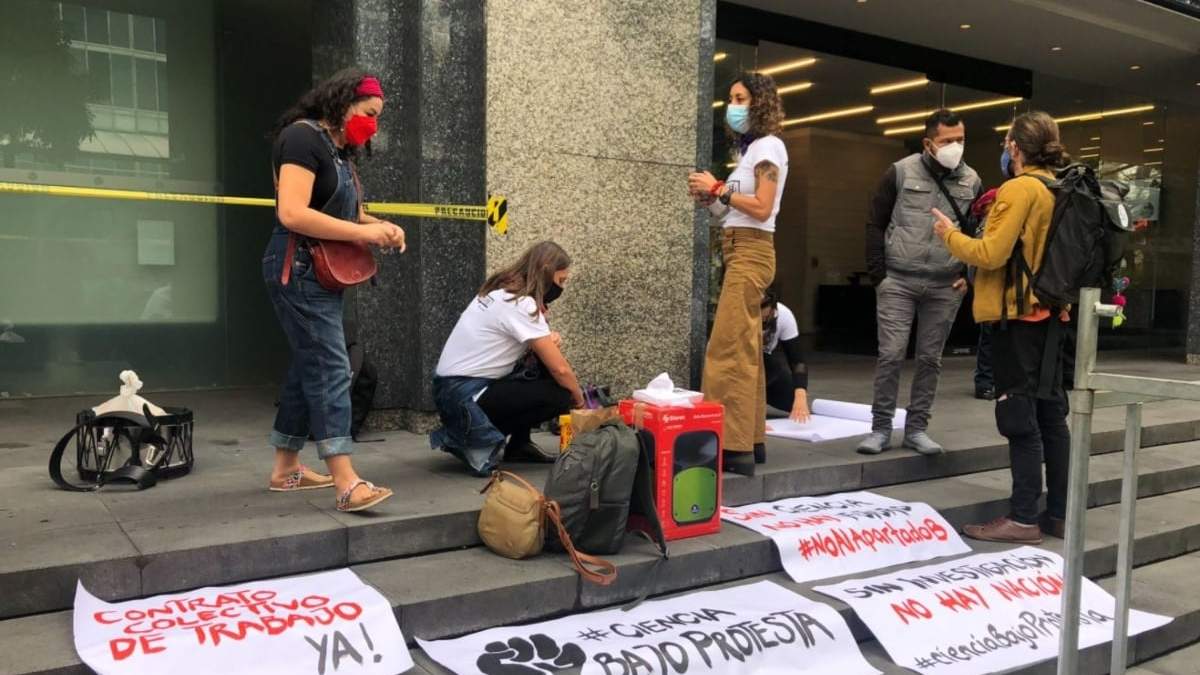 La protesta de integrantes del Siintracatedras en la sede del Conacyt