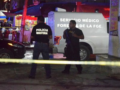 Comando irrumpe en bar de Cancún; sicario dispara desde la barra y mata a tres personas