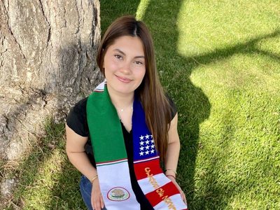 Jueza de EU: Distrito escolar puede prohibir a estudiante usar chalina con banderas en graduación