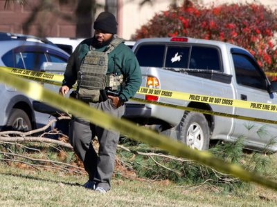 Agentes de ICE disparan contra un vehículo en movimiento y hieren a dos personas