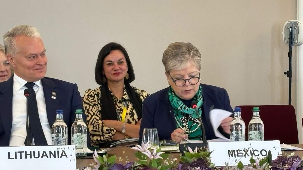La canciller Alicia Bárcena en la cumbre en Suiza