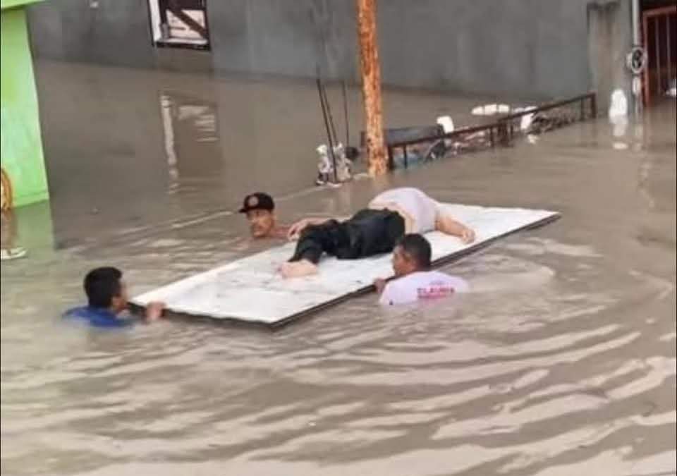 Hombres rescatan víctima de las inundaciones en Reynosa, Tamaulipas