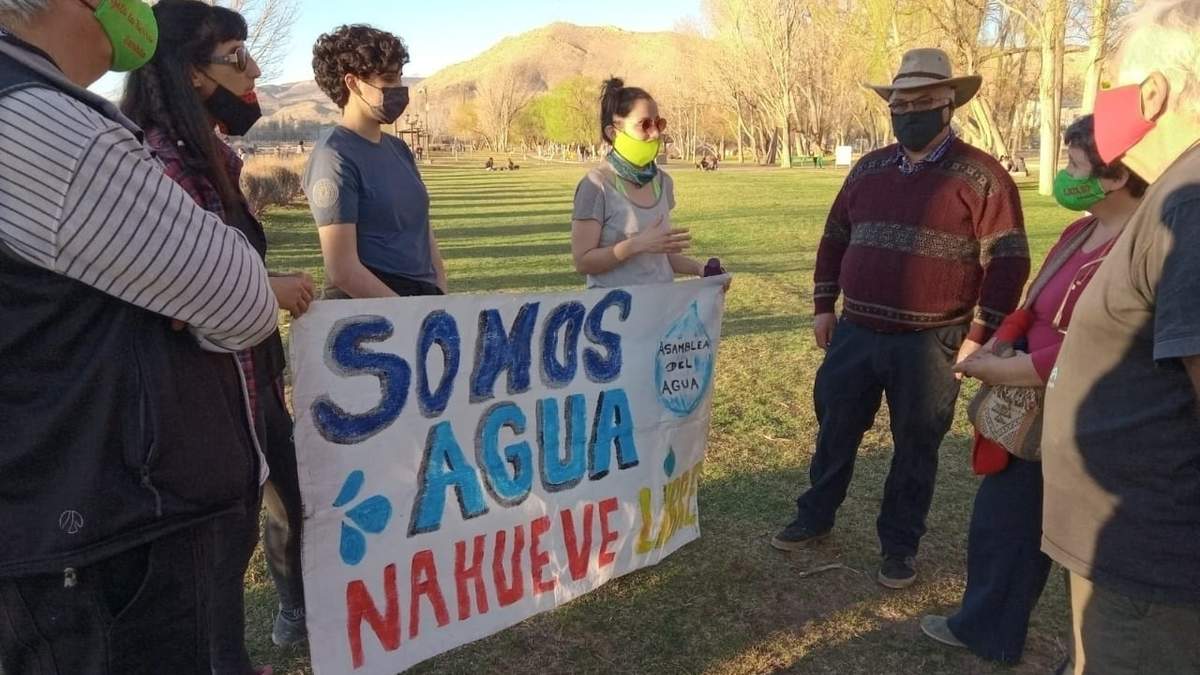 Sandra Ferrero junto a vecinos, durante su recorrida por el norte. Fuente: (Twitter)
