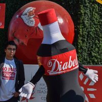 Exigen activistas retirar publicidad de Coca-Cola de árbol navideño
