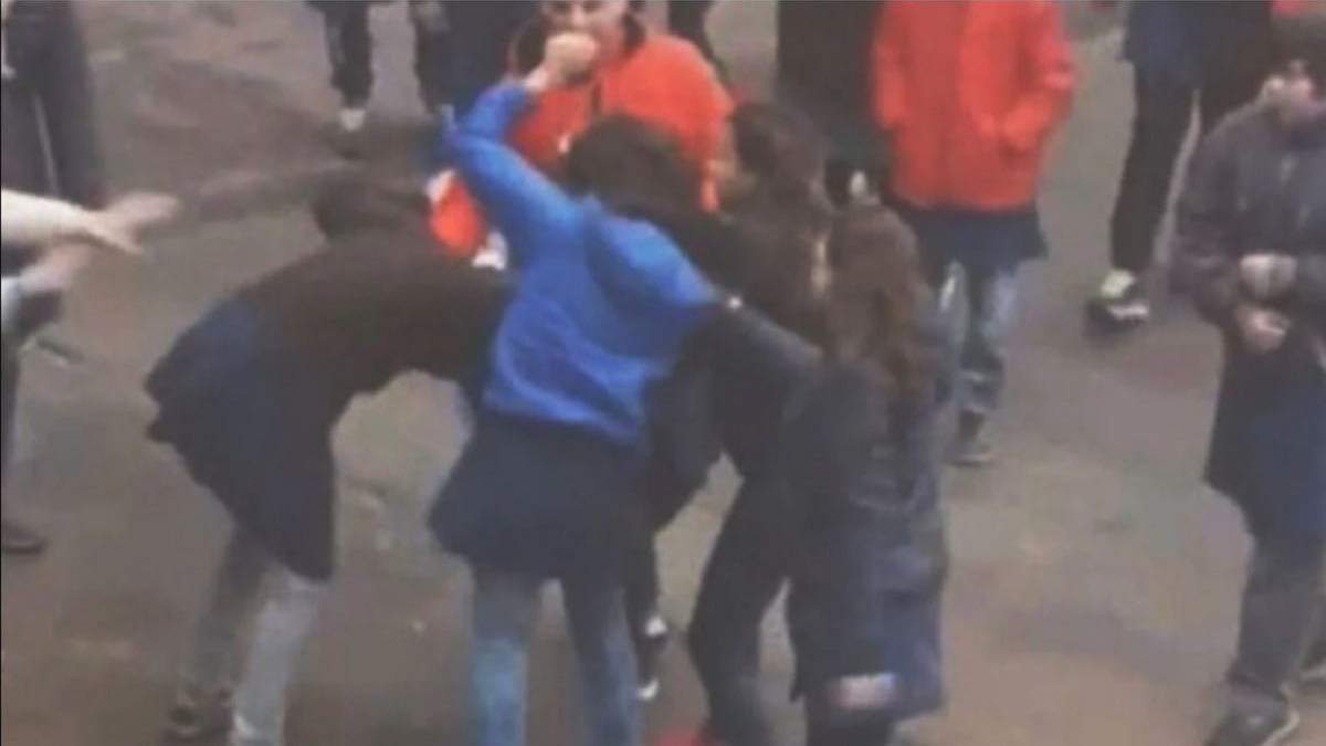 Las adolescentes debieron ser separadas por las autoridades del colegio. Fuente: (Mejor Informado)
