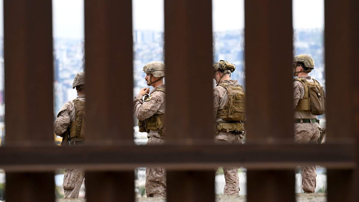 Marines de Estados Unidos desplegados en la frontera con México, cerca del puerto de entrada de San Ysidro