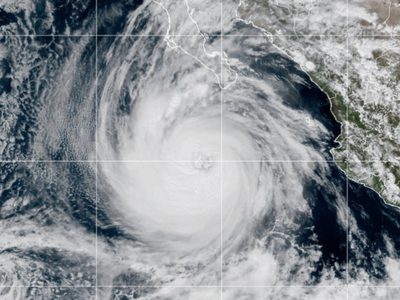 La tormenta Jerry avanza en el Atlántico; Priscilla avanza por costas del Pacífico mexicano