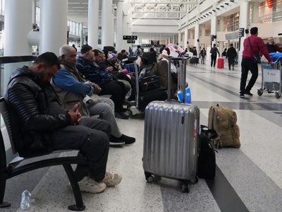 Miles de viajeros se quedan varados con aeropuertos de Oriente Medio cerrados tras el ataque a Irán