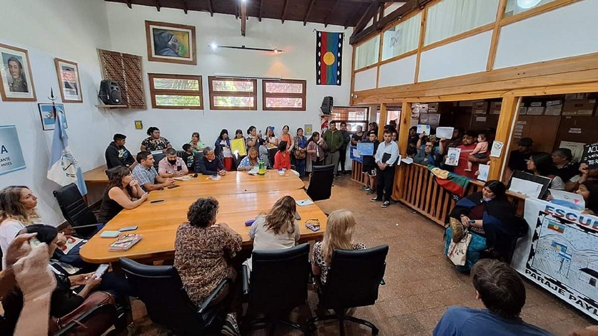 La comunidad Curruhuinca en el Concejo Deliberante de San Martín de los Andes. Fuente: (Facebook)