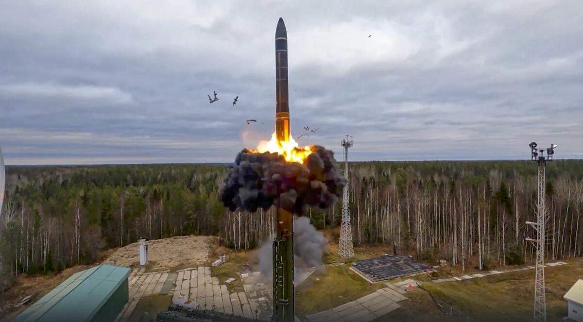 Un misil nuclear es lanzado como parte de una prueba en Plesetsk, en el noroeste de Rusia. Foto tomada de video provisto por el Servicio de Prensa del Ministerio de Defensa de Rusia