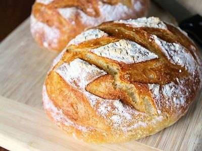 Pan crocante sin amasar: la receta más rica y económica para que no vayas más a la panadería