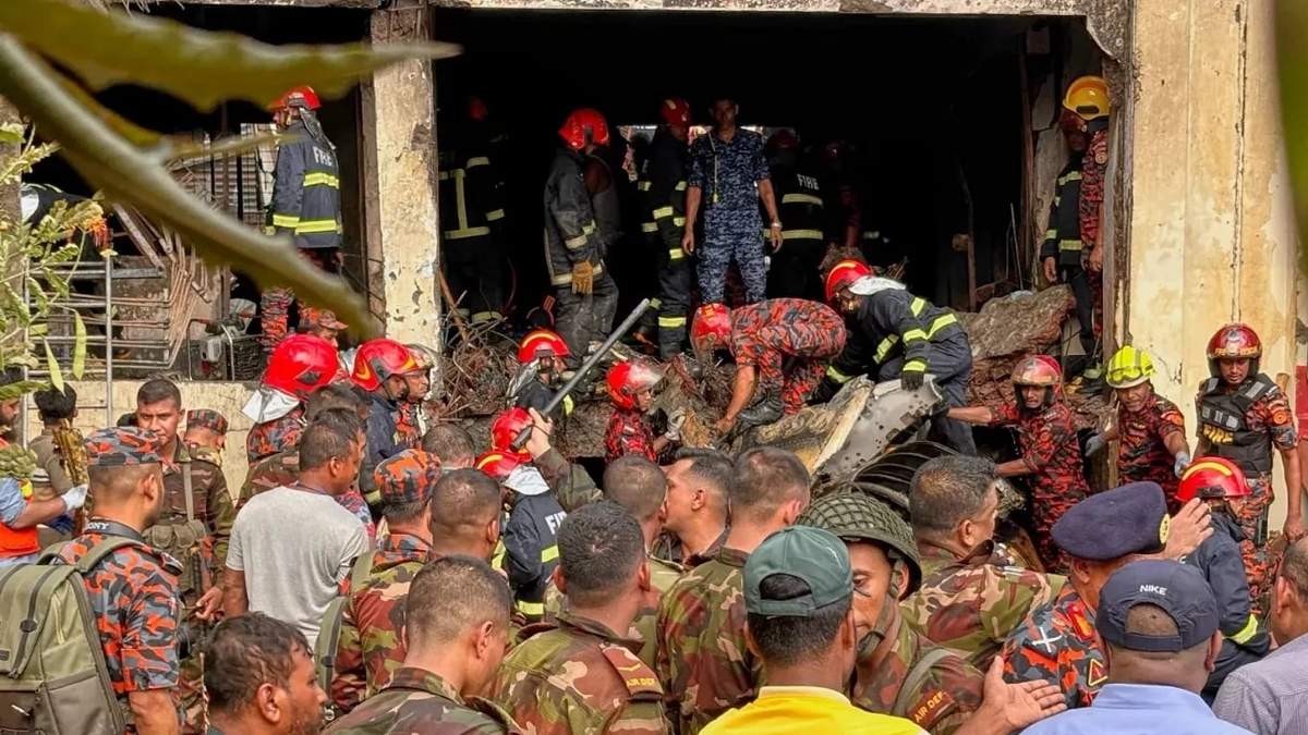 Se estrelló un avión contra una escuela en Bangladés