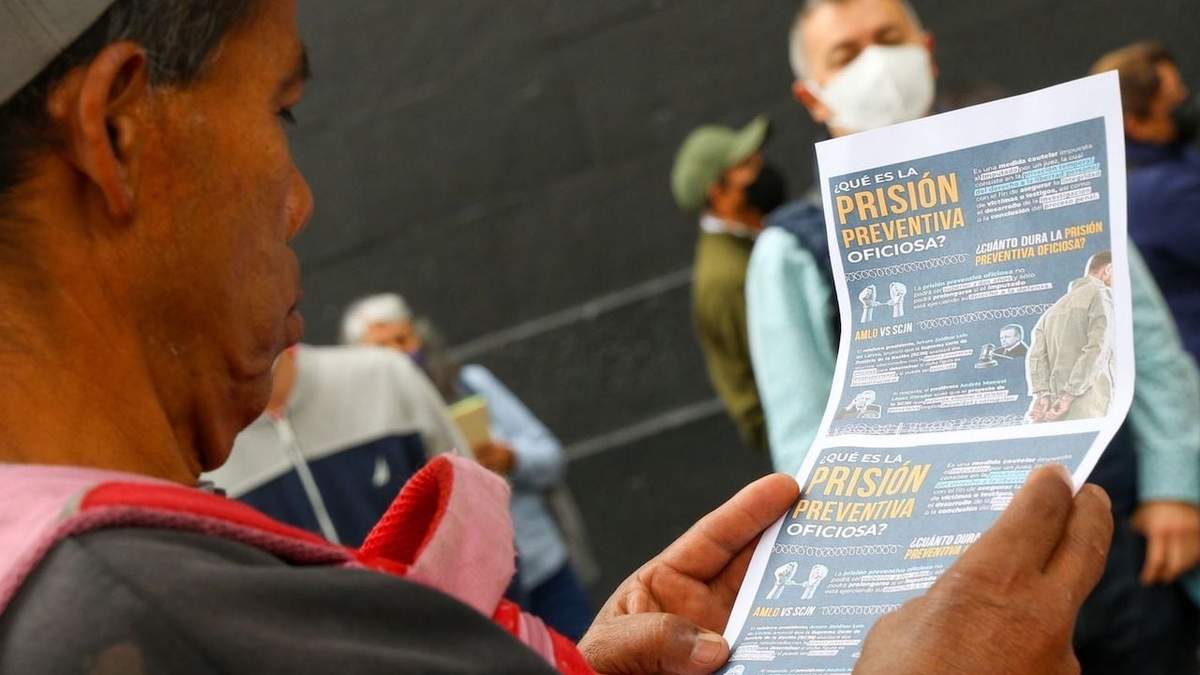 Ciudadanos han protestado afuera de ls Suprema Corte en contra de que se elimine la prisión preventiva oficiosa