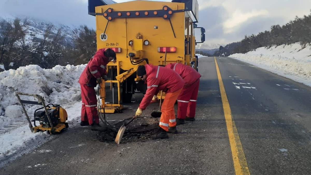 Equipos en una de las rutas afectadas. Fuente: (Twitter)